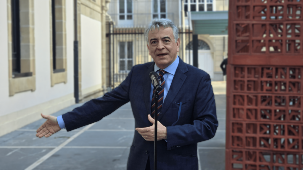 De Andrés acusa al lehendakari de «distraer» con Ormuz por «no saber resolver los problemas de la industria vasca»