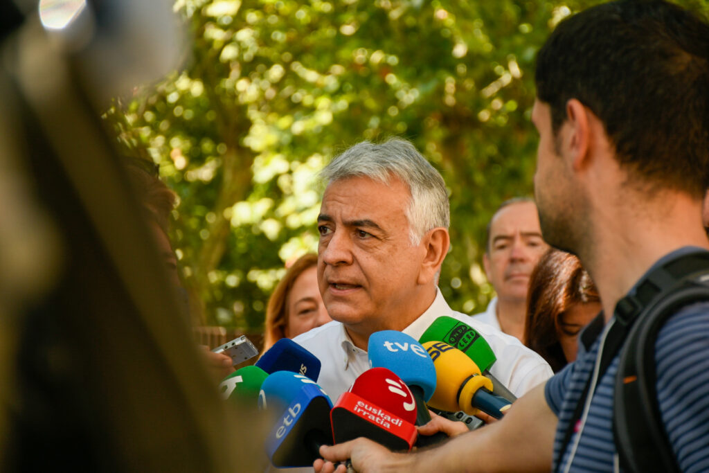 De Andrés denuncia que «el PNV lleva ocho años apoyando el plan migratorio de regularizaciones masivas de Sánchez»
