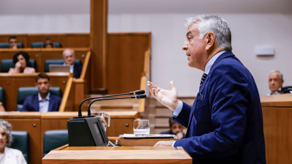 De Andrés acusa a Pradales de «adoctrinar» y le pide echar a Pedrosa tras el «fracaso integral» de su modelo educativo